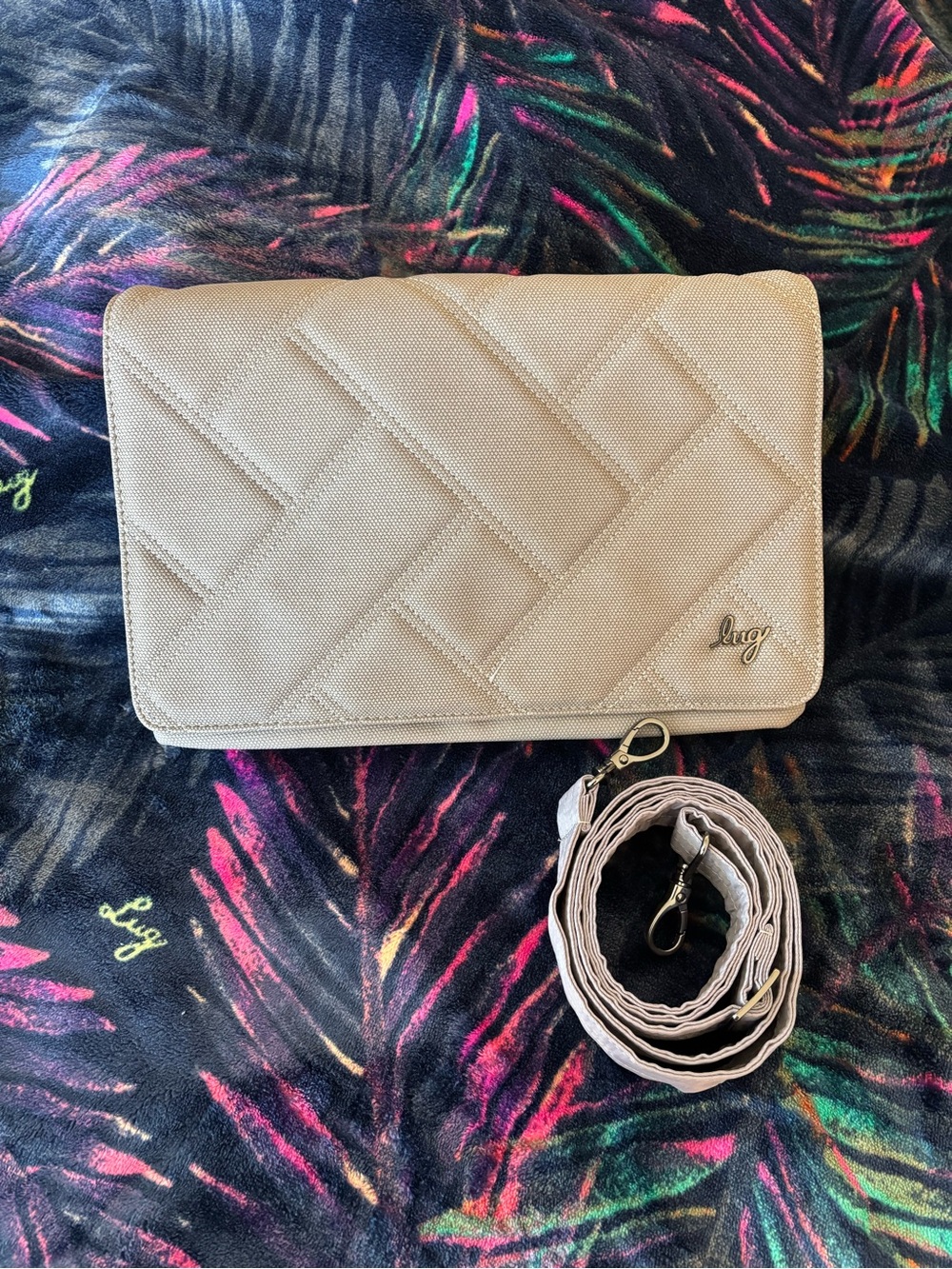 Lug Huddle in Pearl - chain strap not included.